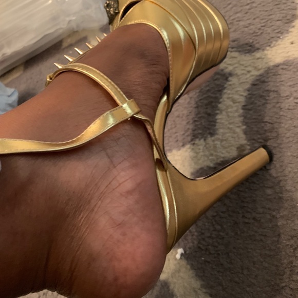 High Heels - Picture 5 of 7